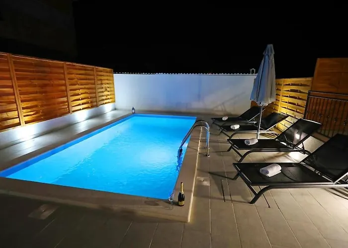 Luxury Petra With Private Pool * 자다르