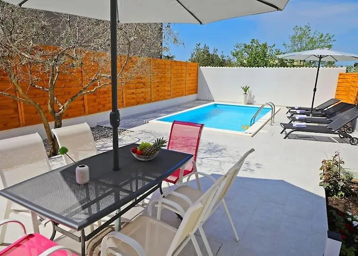 아파트 Luxury Petra With Private Pool 자다르