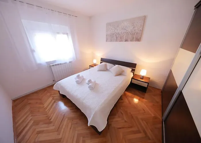 Luxury Petra With Private Pool 자다르