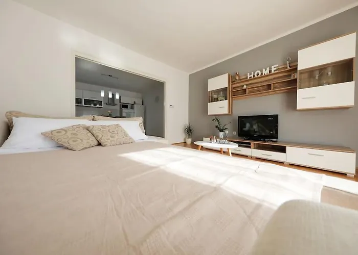 Luxury Petra With Private Pool 자다르