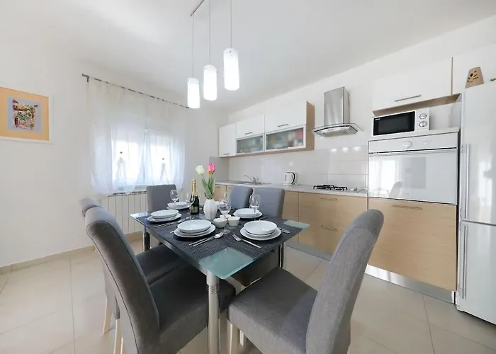 Luxury Petra With Private Pool 자다르