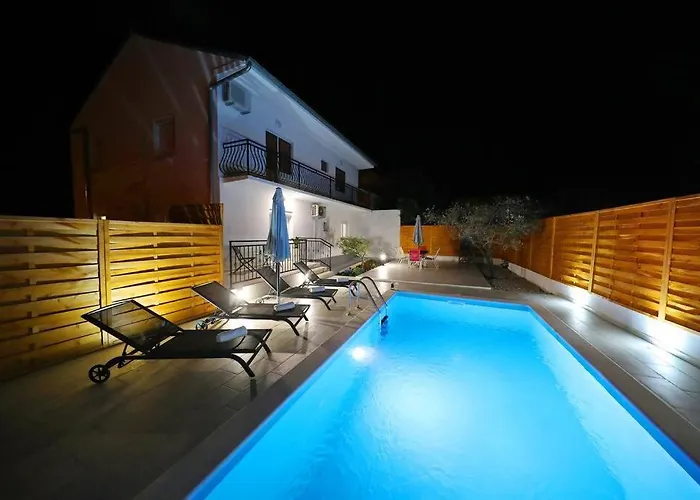 Luxury Petra With Private Pool * 자다르