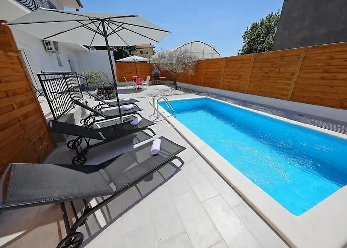 Luxury Petra With Private Pool * 자다르